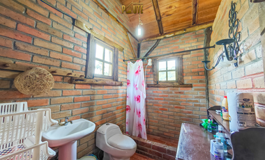 Propiedad en venta en Guachapala con amplio terreno y casa de campo