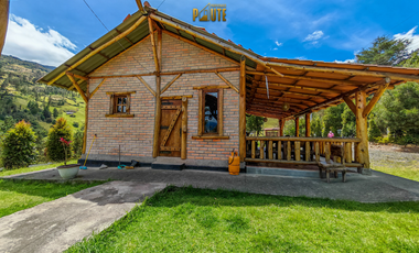 Propiedad en venta en Guachapala con amplio terreno y casa de campo