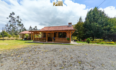 Propiedad en venta en Guachapala con amplio terreno y casa de campo