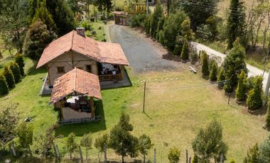 Propiedad en venta en Guachapala con amplio terreno y casa de campo