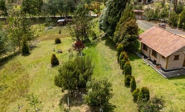 Propiedad en venta en Guachapala con amplio terreno y casa de campo