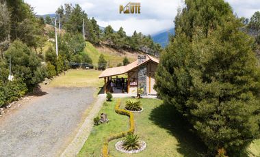 Propiedad en venta en Guachapala con amplio terreno y casa de campo