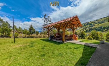 Propiedad en venta en Guachapala con amplio terreno y casa de campo