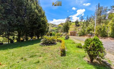 Propiedad en venta en Guachapala con amplio terreno y casa de campo