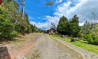 Propiedad en venta en Guachapala con amplio terreno y casa de campo