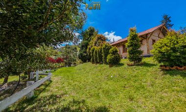 Propiedad en venta en Guachapala con amplio terreno y casa de campo