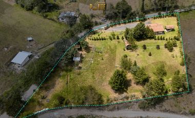 Propiedad en venta en Guachapala con amplio terreno y casa de campo