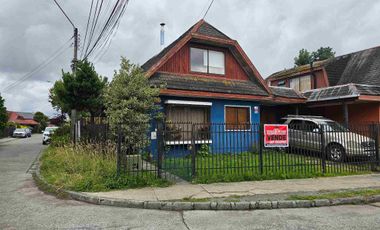 Vende Casa con segundo nivel,  esquina con excelente conectividad al lado de Avenida Monseñor Munita.