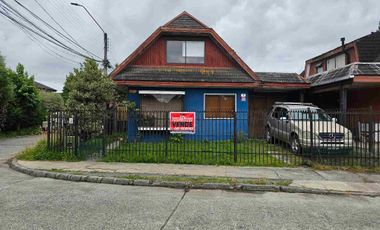 Vende Casa con segundo nivel,  esquina con excelente conectividad al lado de Avenida Monseñor Munita.