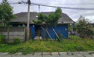 Vende Casa con segundo nivel,  esquina con excelente conectividad al lado de Avenida Monseñor Munita.