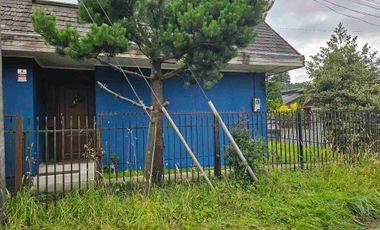 Vende Casa con segundo nivel,  esquina con excelente conectividad al lado de Avenida Monseñor Munita.