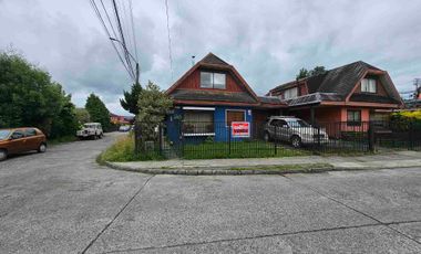 Vende Casa con segundo nivel,  esquina con excelente conectividad al lado de Avenida Monseñor Munita.