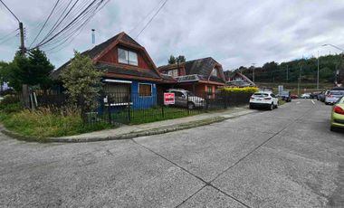 Vende Casa con segundo nivel,  esquina con excelente conectividad al lado de Avenida Monseñor Munita.