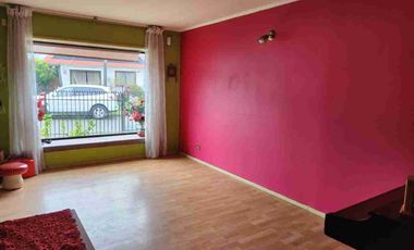 Vende Casa con segundo nivel,  esquina con excelente conectividad al lado de Avenida Monseñor Munita.