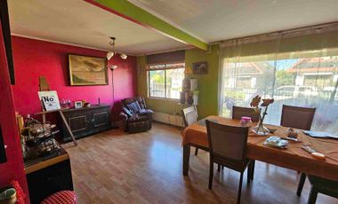 Vende Casa con segundo nivel,  esquina con excelente conectividad al lado de Avenida Monseñor Munita.