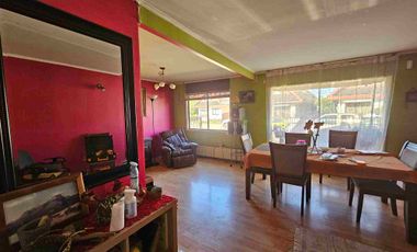 Vende Casa con segundo nivel,  esquina con excelente conectividad al lado de Avenida Monseñor Munita.