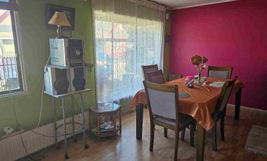 Vende Casa con segundo nivel,  esquina con excelente conectividad al lado de Avenida Monseñor Munita.