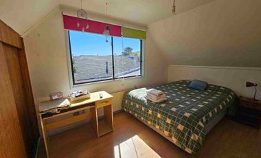 Vende Casa con segundo nivel,  esquina con excelente conectividad al lado de Avenida Monseñor Munita.