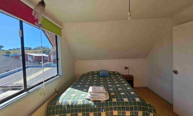 Vende Casa con segundo nivel,  esquina con excelente conectividad al lado de Avenida Monseñor Munita.