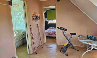 Vende Casa con segundo nivel,  esquina con excelente conectividad al lado de Avenida Monseñor Munita.