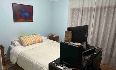 Vende Casa con segundo nivel,  esquina con excelente conectividad al lado de Avenida Monseñor Munita.