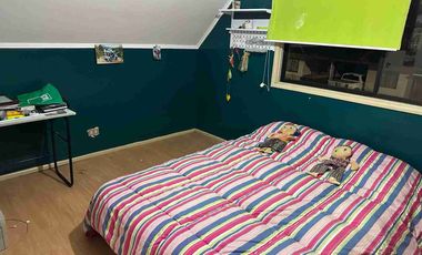 Vende Casa con segundo nivel,  esquina con excelente conectividad al lado de Avenida Monseñor Munita.