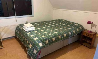 Vende Casa con segundo nivel,  esquina con excelente conectividad al lado de Avenida Monseñor Munita.