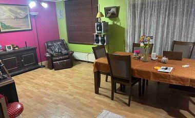 Vende Casa con segundo nivel,  esquina con excelente conectividad al lado de Avenida Monseñor Munita.