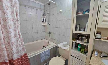 Vende Casa con segundo nivel,  esquina con excelente conectividad al lado de Avenida Monseñor Munita.