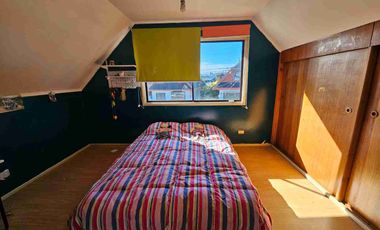 Vende Casa con segundo nivel,  esquina con excelente conectividad al lado de Avenida Monseñor Munita.