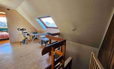 Vende Casa con segundo nivel,  esquina con excelente conectividad al lado de Avenida Monseñor Munita.