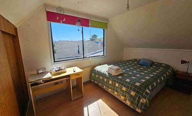 Vende Casa con segundo nivel,  esquina con excelente conectividad al lado de Avenida Monseñor Munita.