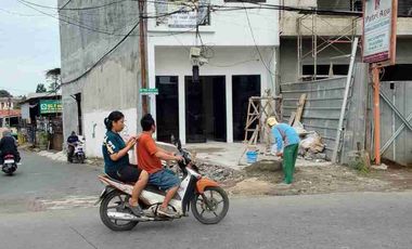 DI jual ruko 2 lantai bagus dan rapi  siap usaha  lokasi strategis dipersimpangan jalan utama sukmajaya depok