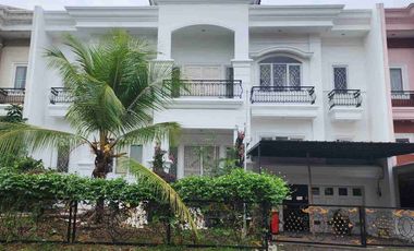 DI jual rumah mewah klasik modern 2 lantai 4 +2 kamar tidur lokasi strategis di Boulevard Raffles Hill Cibubur