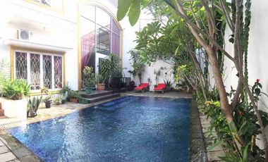 DI jual rumah mewah klasik modern 2 lantai 4 +2 kamar tidur lokasi strategis di Boulevard Raffles Hill Cibubur