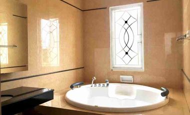 DI jual rumah mewah klasik modern 2 lantai 4 +2 kamar tidur lokasi strategis di Boulevard Raffles Hill Cibubur