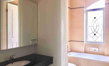 DI jual rumah mewah klasik modern 2 lantai 4 +2 kamar tidur lokasi strategis di Boulevard Raffles Hill Cibubur