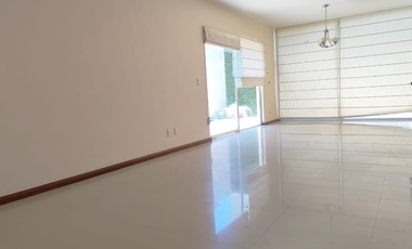 Casa en renta 3 recámaras, 1 estudio, cochera 3 autos en Ciudad Granja cerca del Parque Metropolitano, Universidad, Panamericana y Ciudad Judicial