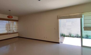 Casa en renta 3 recámaras, 1 estudio, cochera 3 autos en Ciudad Granja cerca del Parque Metropolitano, Universidad, Panamericana y Ciudad Judicial