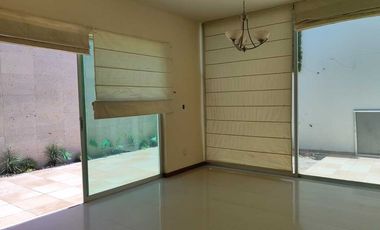 Casa en renta 3 recámaras, 1 estudio, cochera 3 autos en Ciudad Granja cerca del Parque Metropolitano, Universidad, Panamericana y Ciudad Judicial