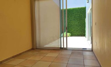 Casa en renta 3 recámaras, 1 estudio, cochera 3 autos en Ciudad Granja cerca del Parque Metropolitano, Universidad, Panamericana y Ciudad Judicial