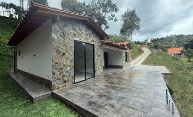 SE ARRIENDA CASA FINCA, SECTOR EL TABLAZO. RIONEGRO