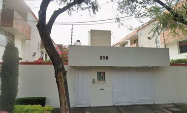 Casa en Remate Bancario en Col. Portales cerca del Parque de los Venados y museo Frida Kahlo.