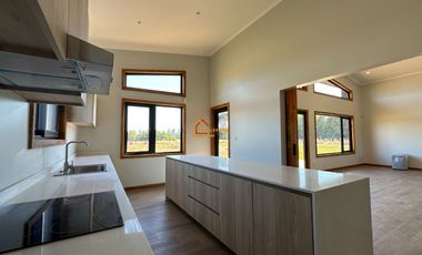 Casa nueva y hermosa en Parcela privilegiada en Pitrufquén.    REBAJADA