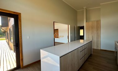Casa nueva y hermosa en Parcela privilegiada en Pitrufquén.    REBAJADA