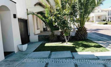 Venta Villa Capri Juriquilla Preciosa casa en condominio cotizado con amenidades. 3 recámaras, cto. de servicio, jardinzaso, amenidades