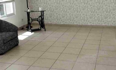 Venta Villa Capri Juriquilla Preciosa casa en condominio cotizado con amenidades. 3 recámaras, cto. de servicio, jardinzaso, amenidades