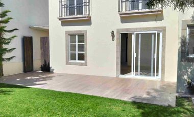 Venta Villa Capri Juriquilla Preciosa casa en condominio cotizado con amenidades. 3 recámaras, cto. de servicio, jardinzaso, amenidades