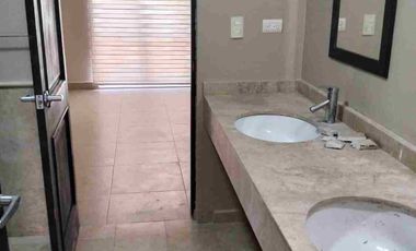 Renta Villa Capri Juriquilla Preciosa casa en condominio cotizado con amenidades. 3 recámaras con aire acondicionado  y paneles solares, sala de tv. cocina amplia cto. de servicio y lavado, sala comedor, jardin grande , garage techado, amenidades