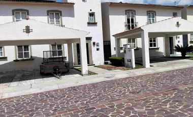 Renta Villa Capri Juriquilla Preciosa casa en condominio cotizado con amenidades. 3 recámaras con aire acondicionado  y paneles solares, sala de tv. cocina amplia cto. de servicio y lavado, sala comedor, jardin grande , garage techado, amenidades